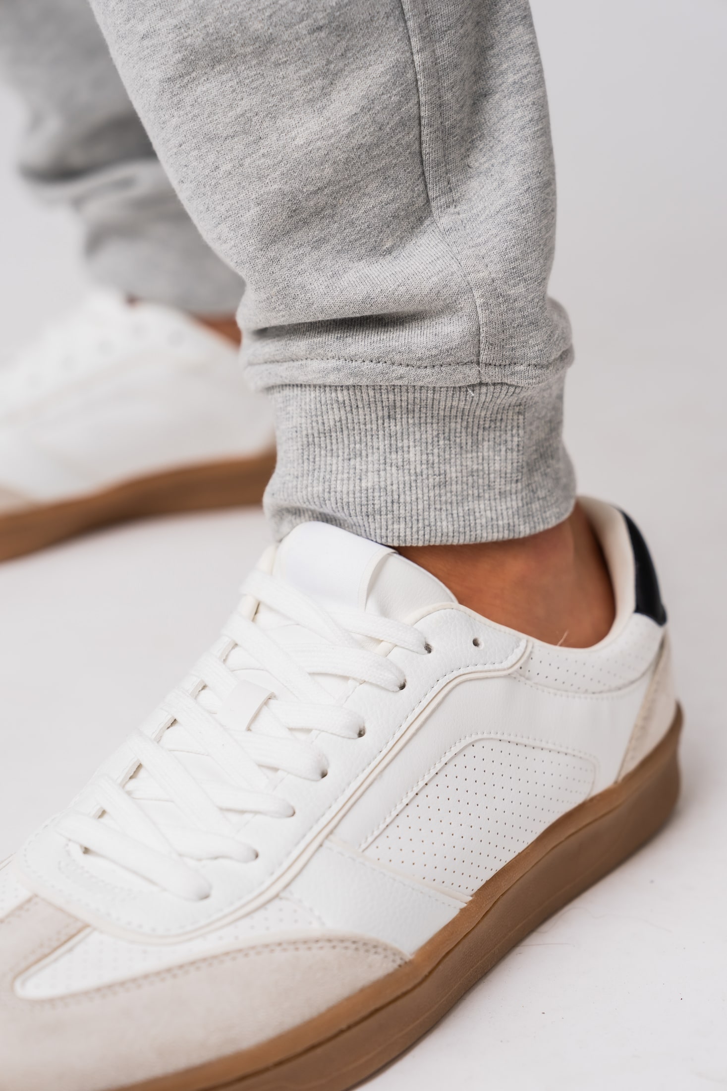 Men’s grey 100% cotton sweatpants with ribbed cuffs