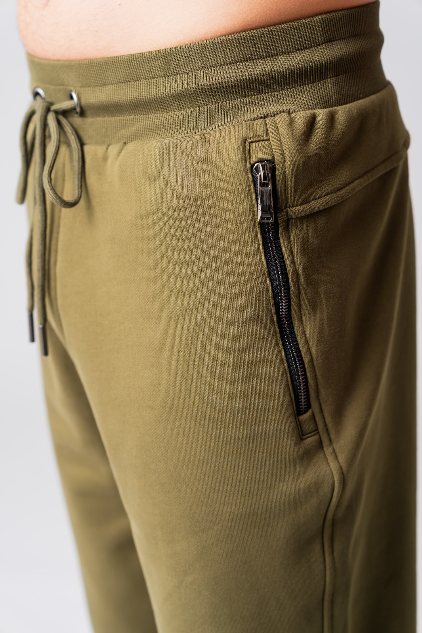 Men’s olive 100% cotton sweatpants with zipper side pockets