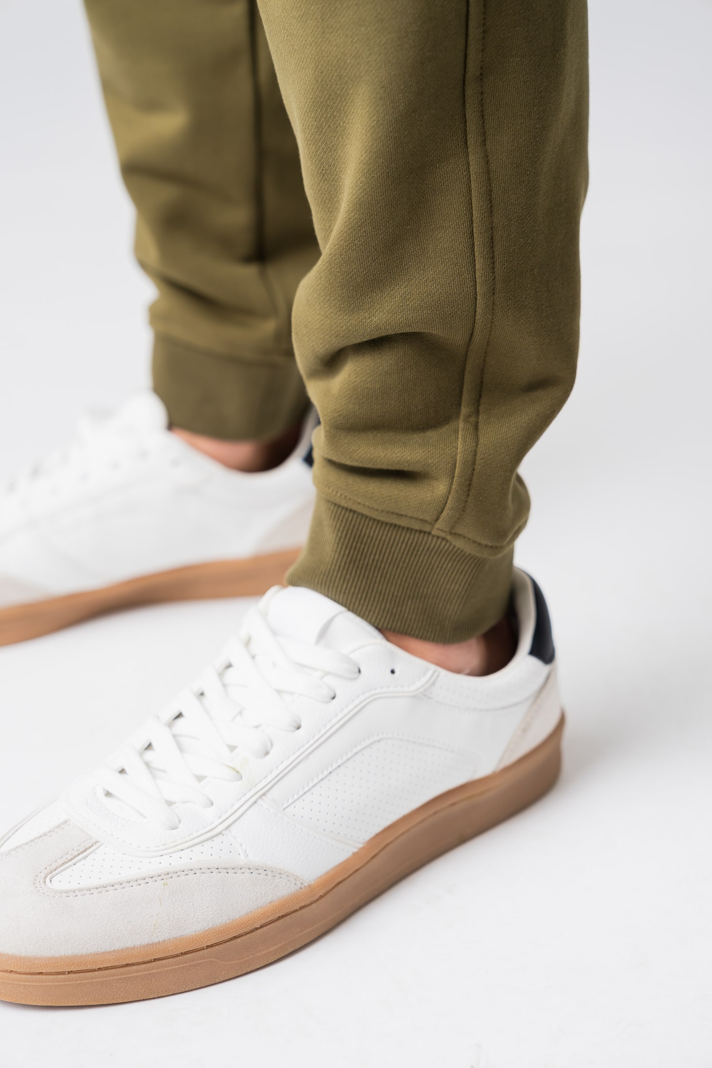 Men’s olive 100% cotton sweatpants with ribbed cuffs