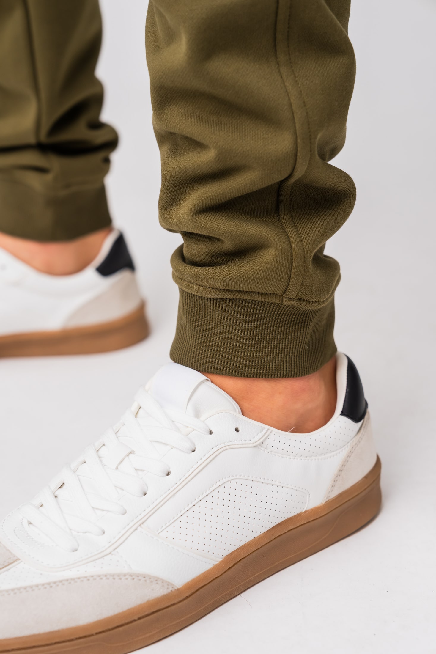 Men’s olive 100% cotton sweatpants with ribbed cuffs