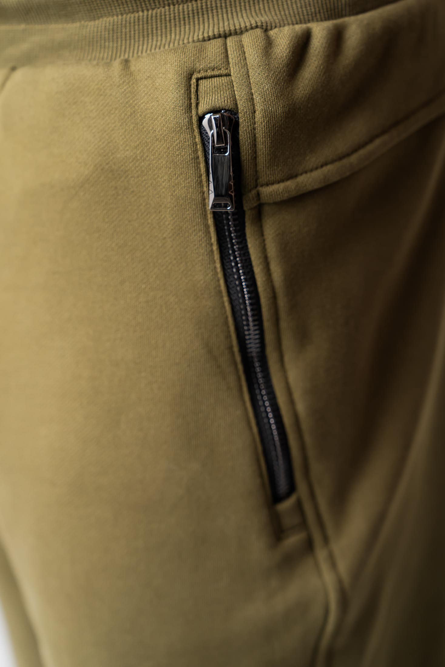 Men’s olive 100% cotton sweatpants with a zipper side pockets