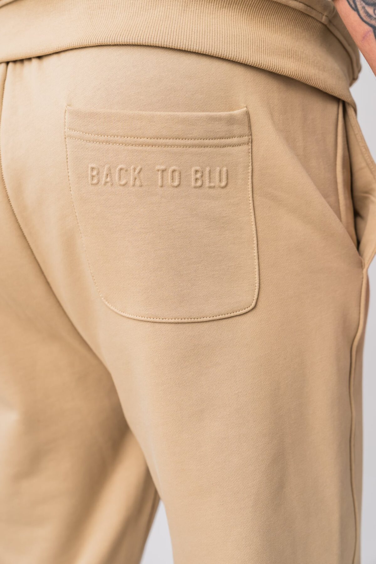 Men’s beige 100% cotton sweatpants with back pockets