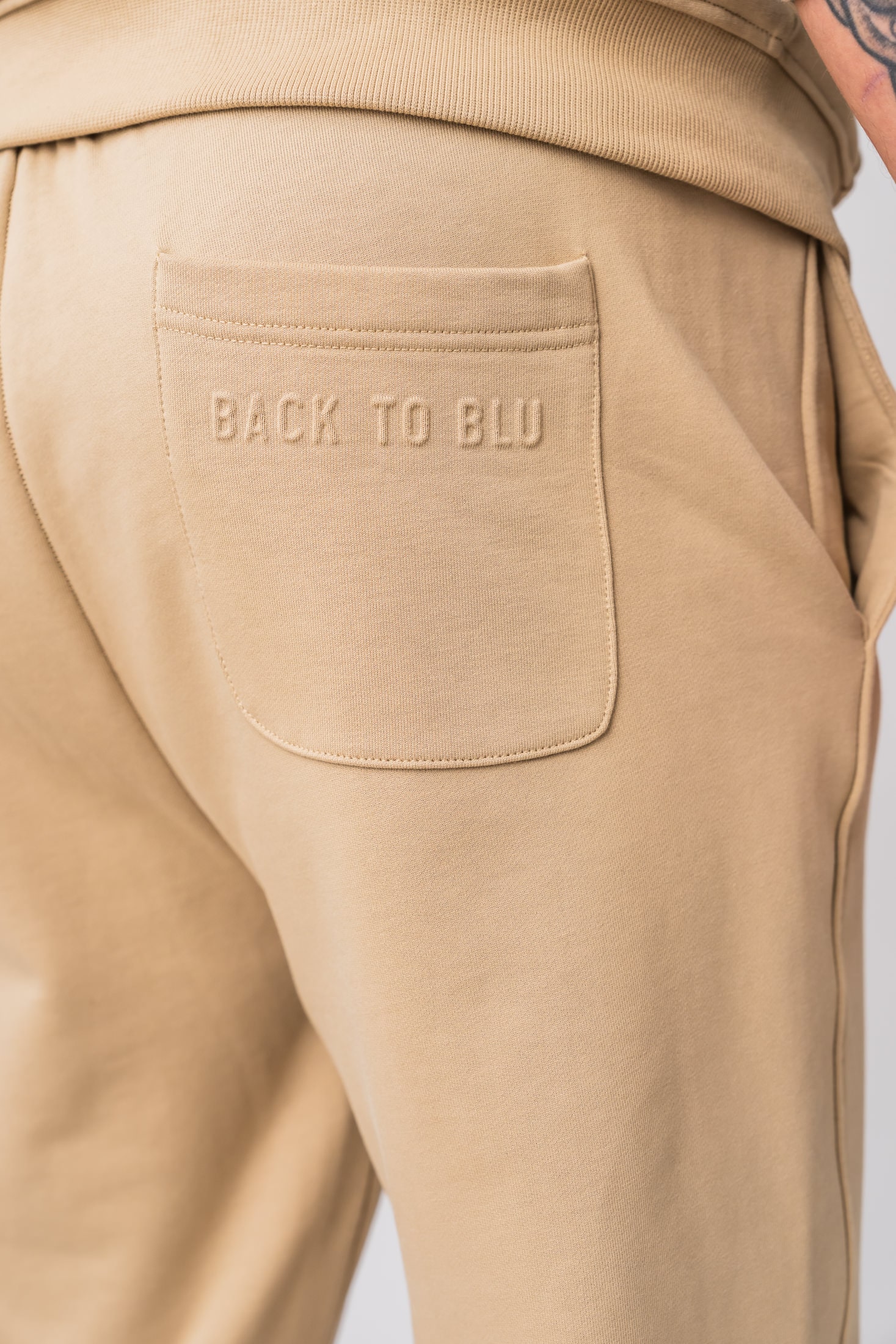 Men’s beige 100% cotton sweatpants with back pockets