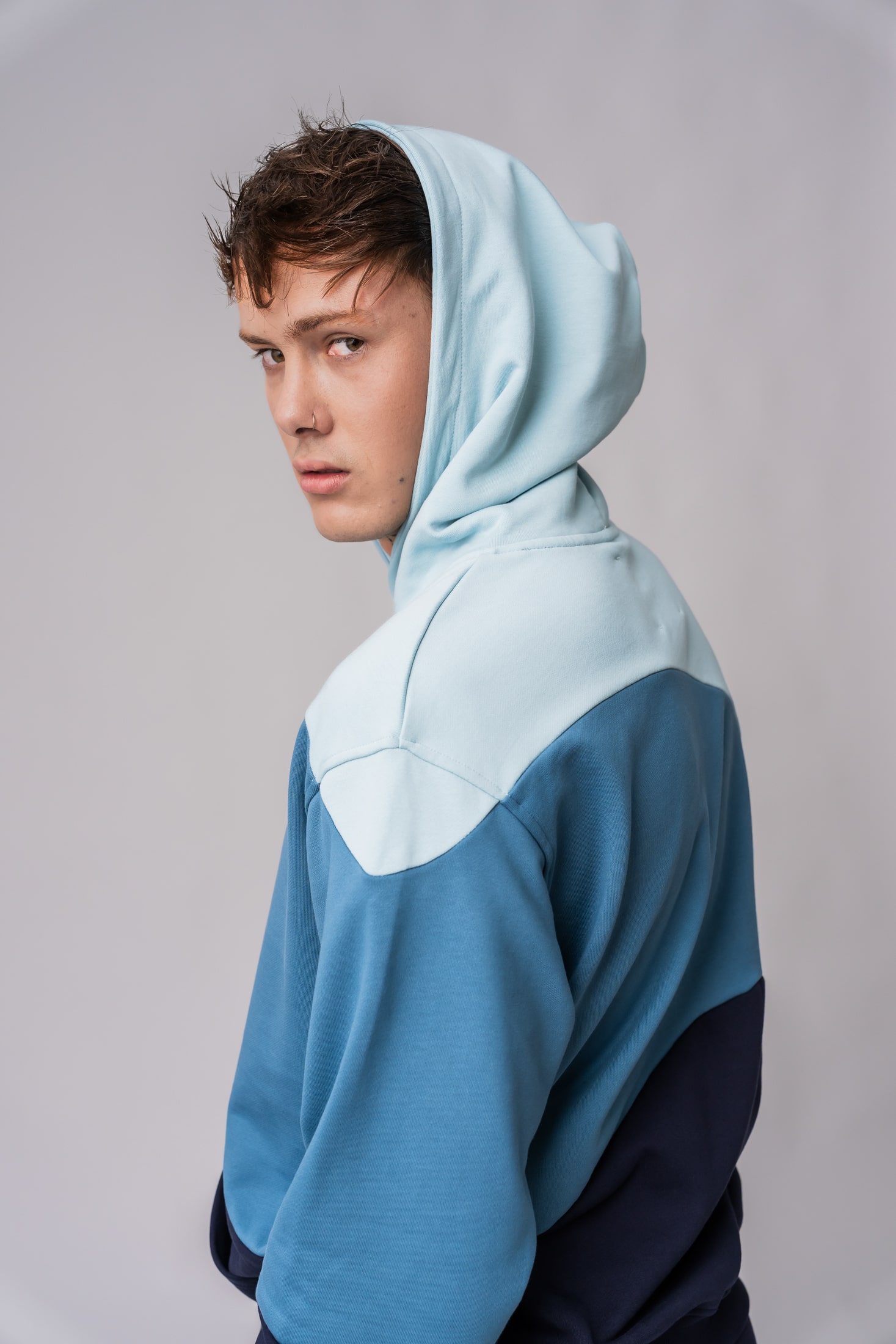 Men’s 100% cotton colorblock hoodie in blue colors