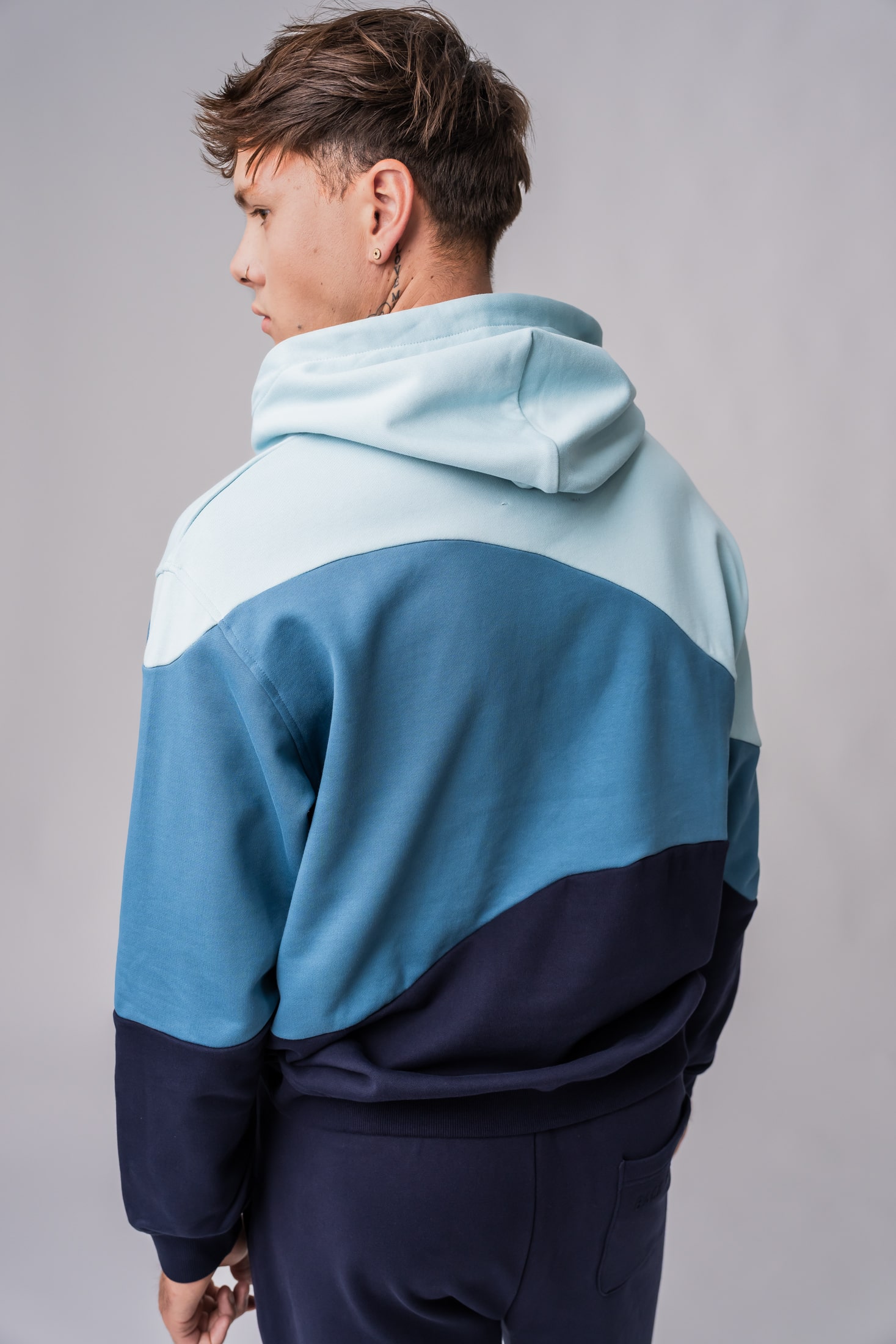 Men’s 100% cotton colorblock hoodie in blue colors