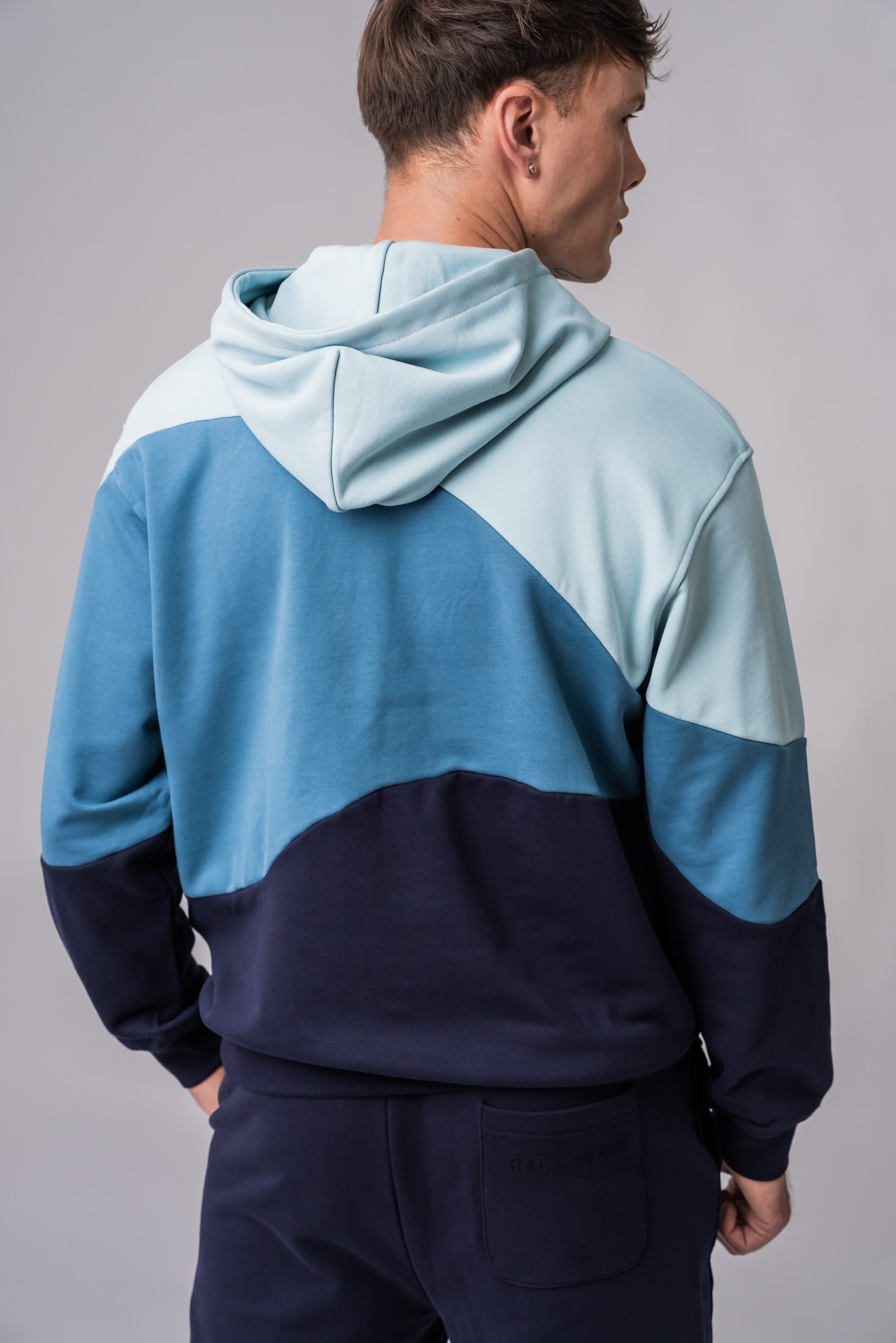Men’s 100% cotton colorblock hoodie in blue colors