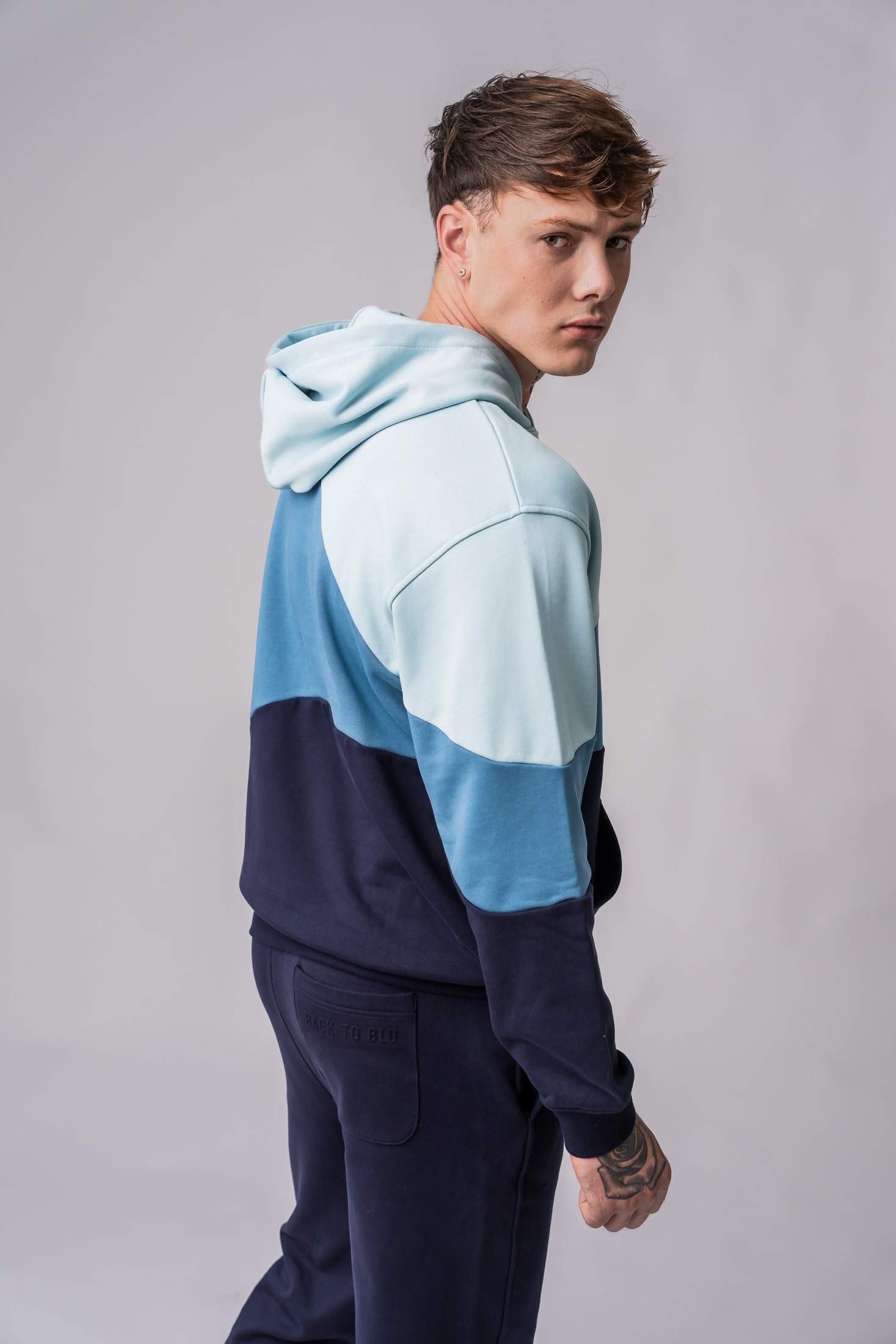 Men's 100% cotton colorblock hoodie in blue colors