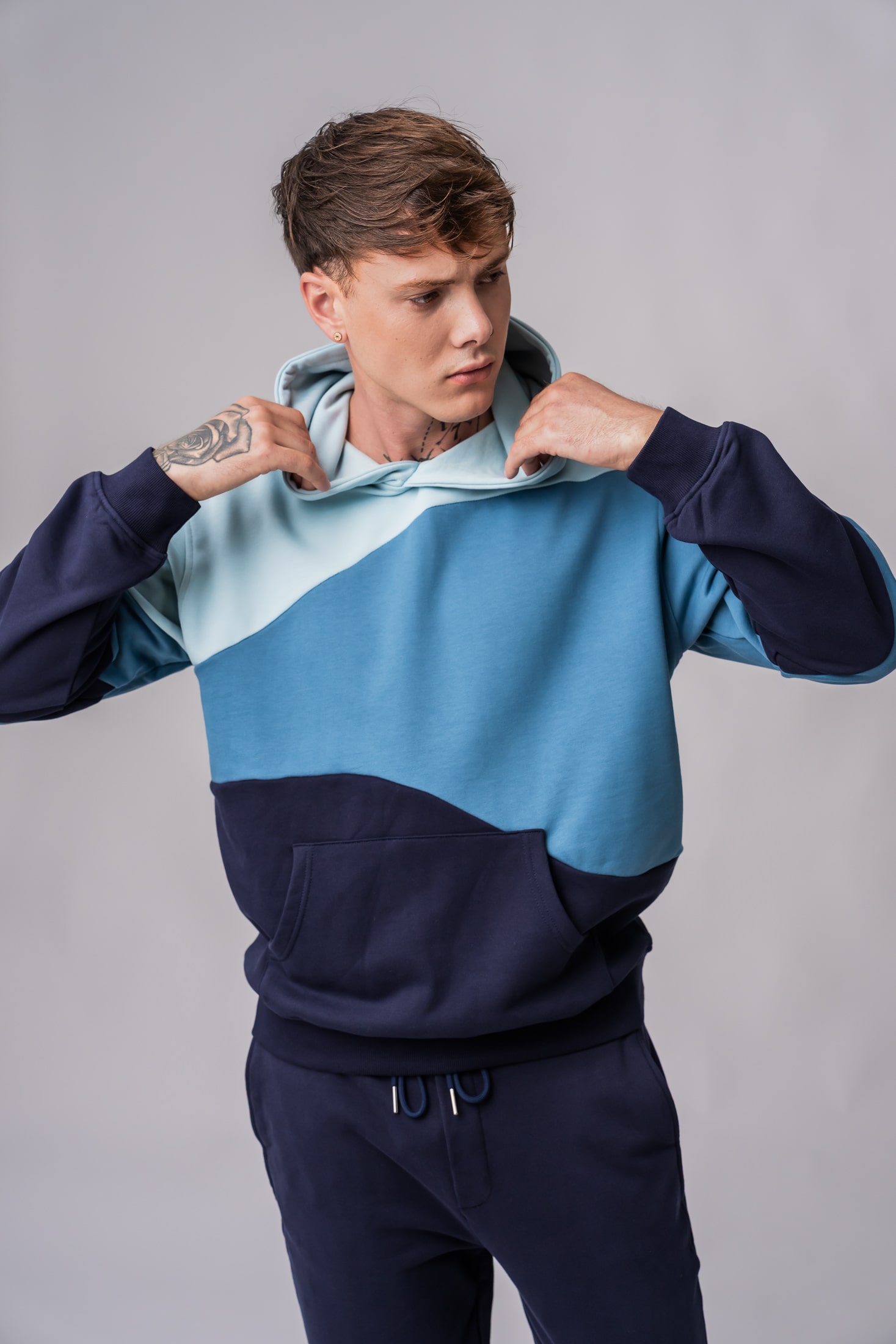 Men’s 100% cotton colorblock hoodie in blue colors