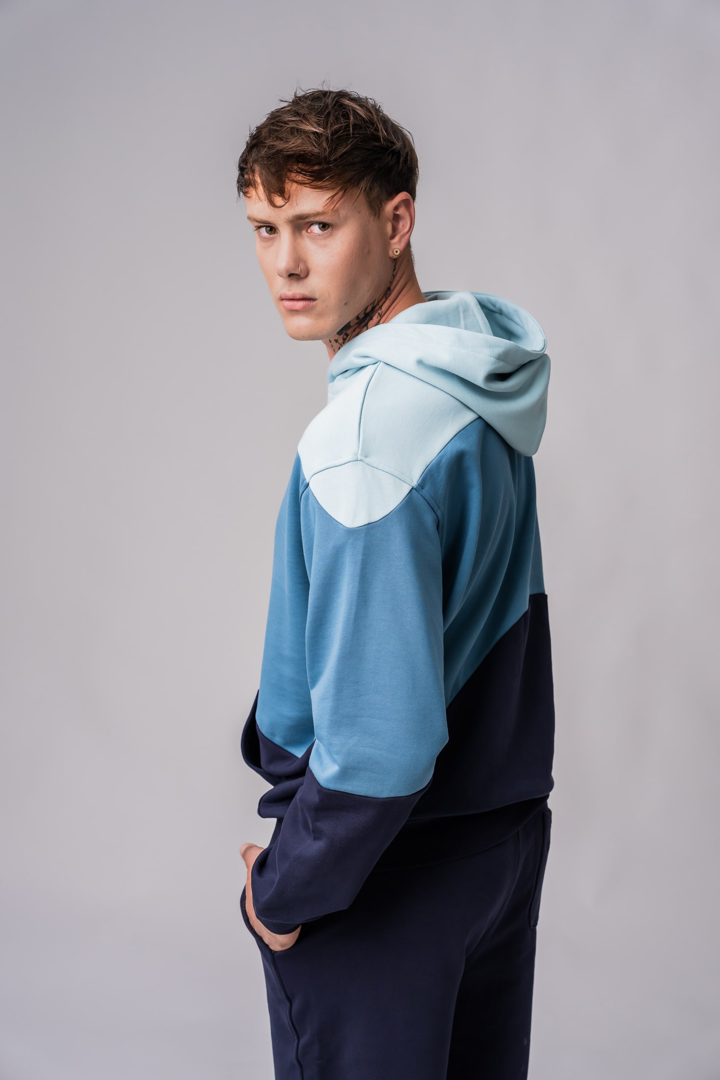 Men’s 100% cotton colorblock hoodie in blue colors