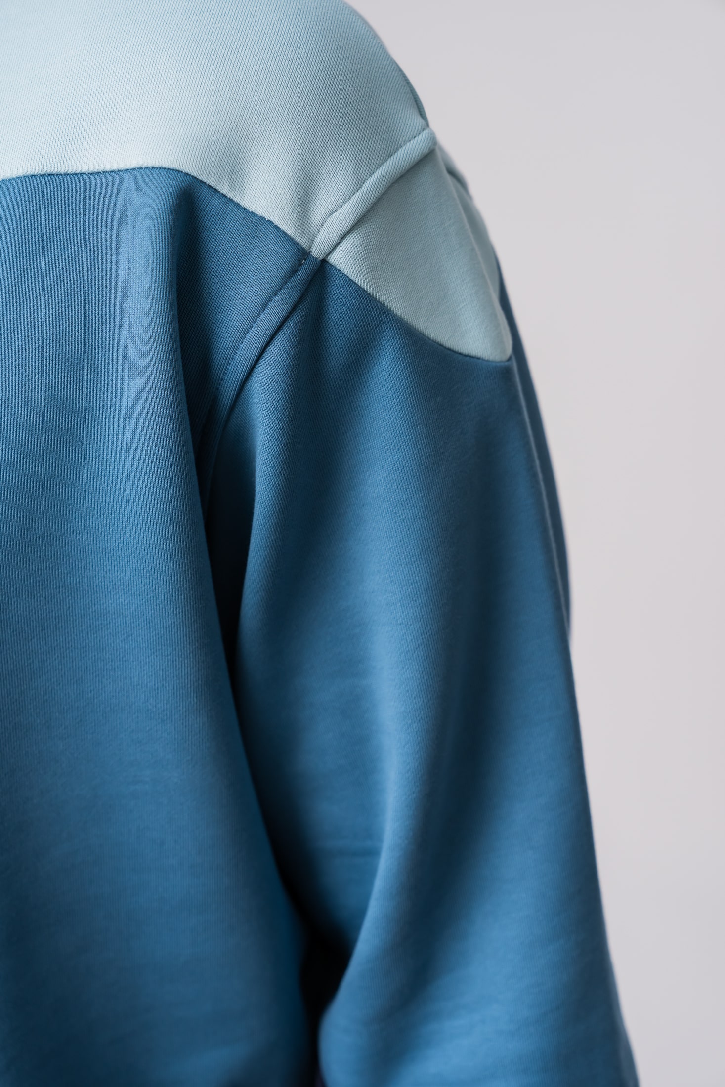 Men’s 100% cotton colorblock hoodie in blue colors