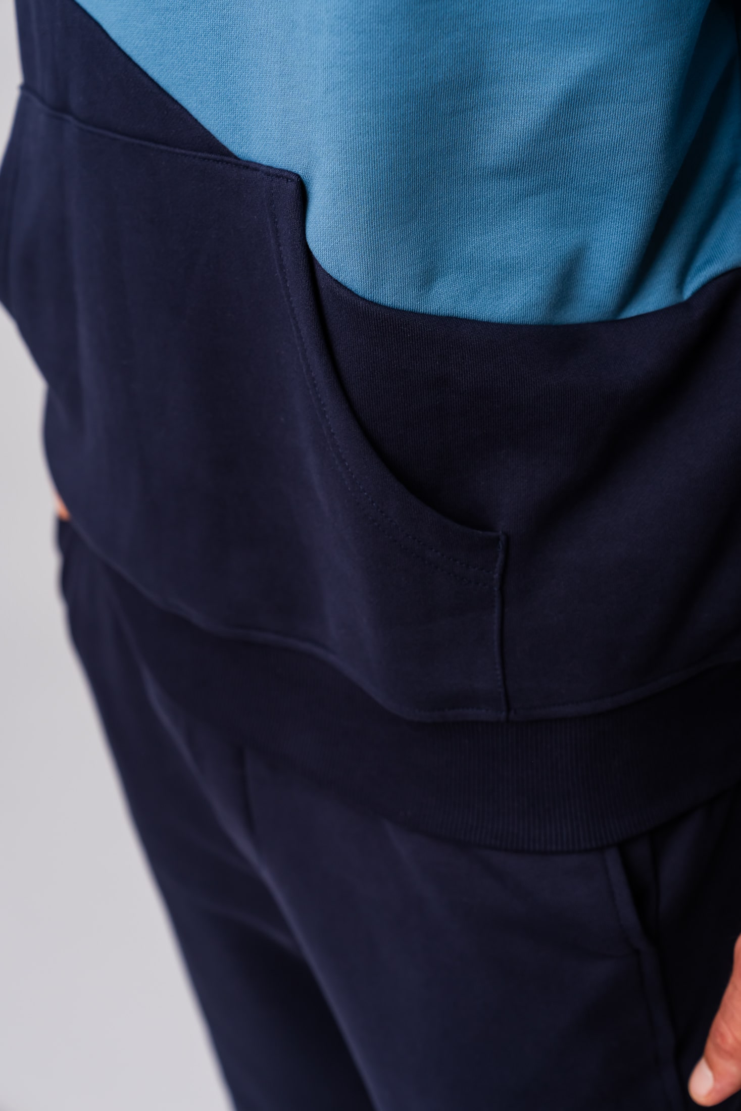 Men's 100% cotton colorblock hoodie with pockets in blue colors
