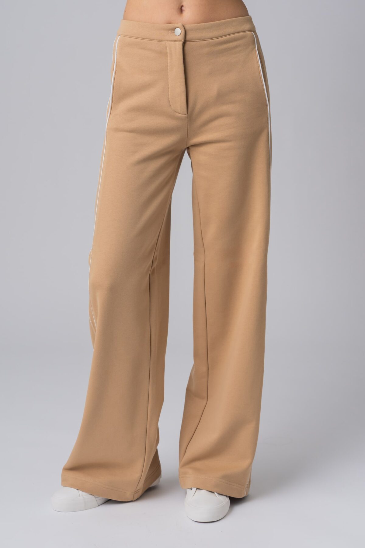 Women’s beige 100% cotton high-waist sweatpants with white contrast piping and a buttoned waist