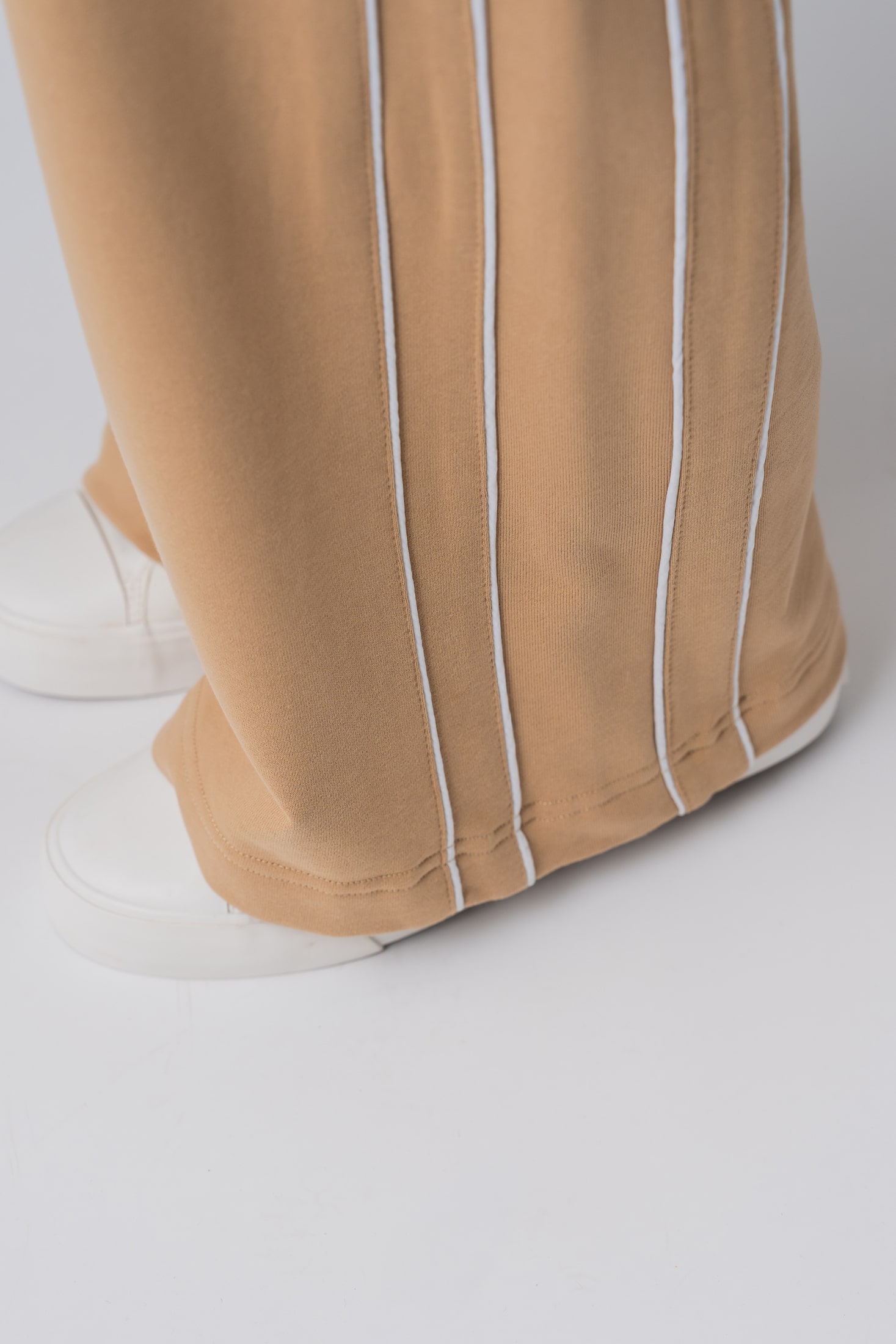 Women’s beige 100% cotton high-waist sweatpants with white contrast piping