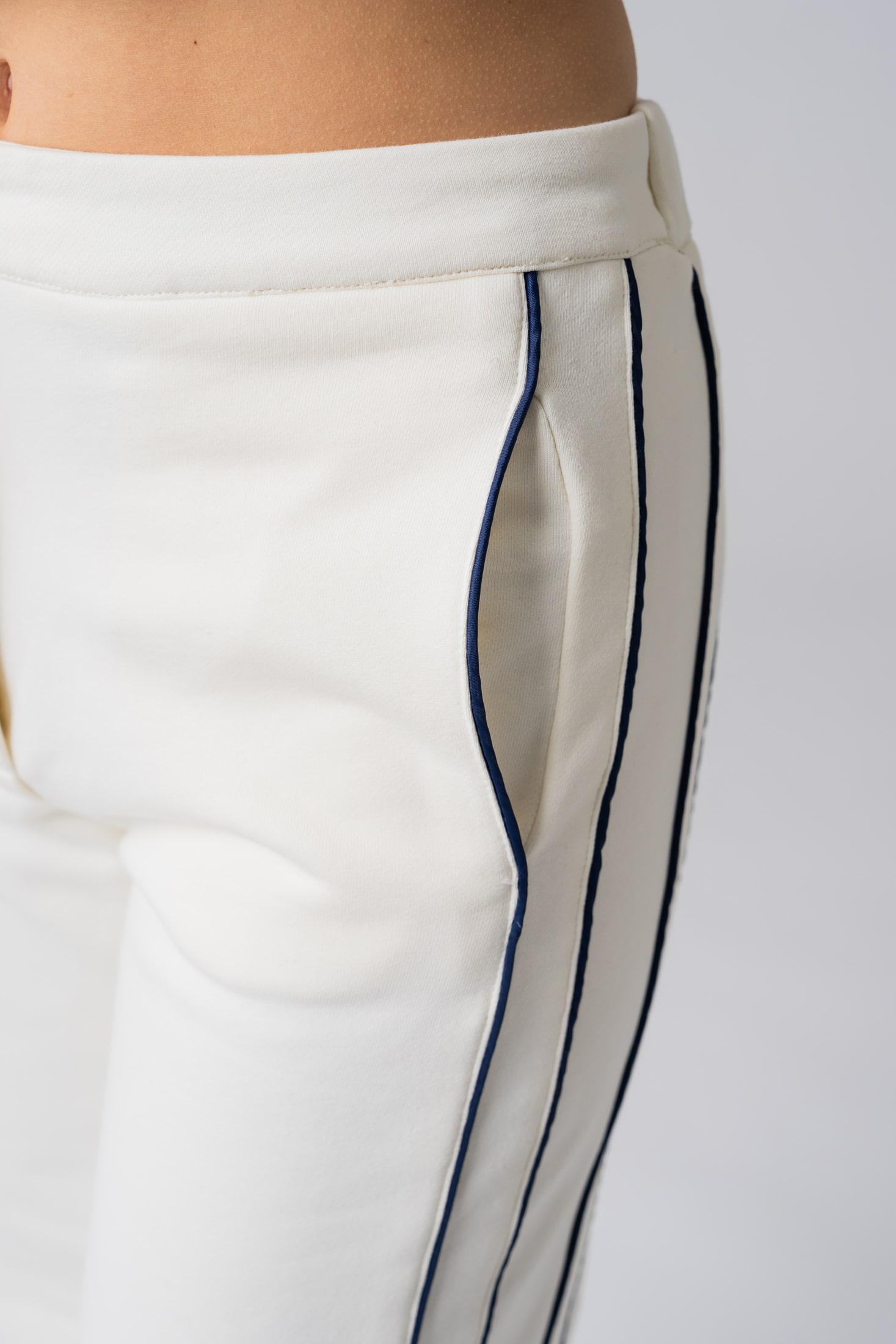 Women’s white 100% cotton high-waist sweatpants with black contrast piping and side pockets